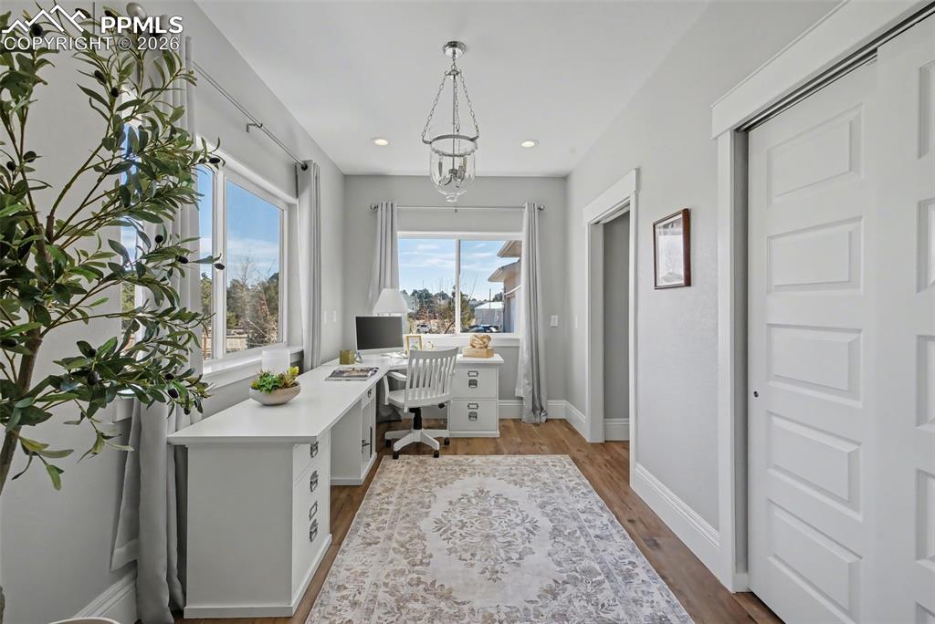 Image 21 of 50: Office