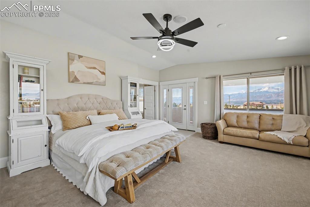 Image 23 of 50: Bedroom