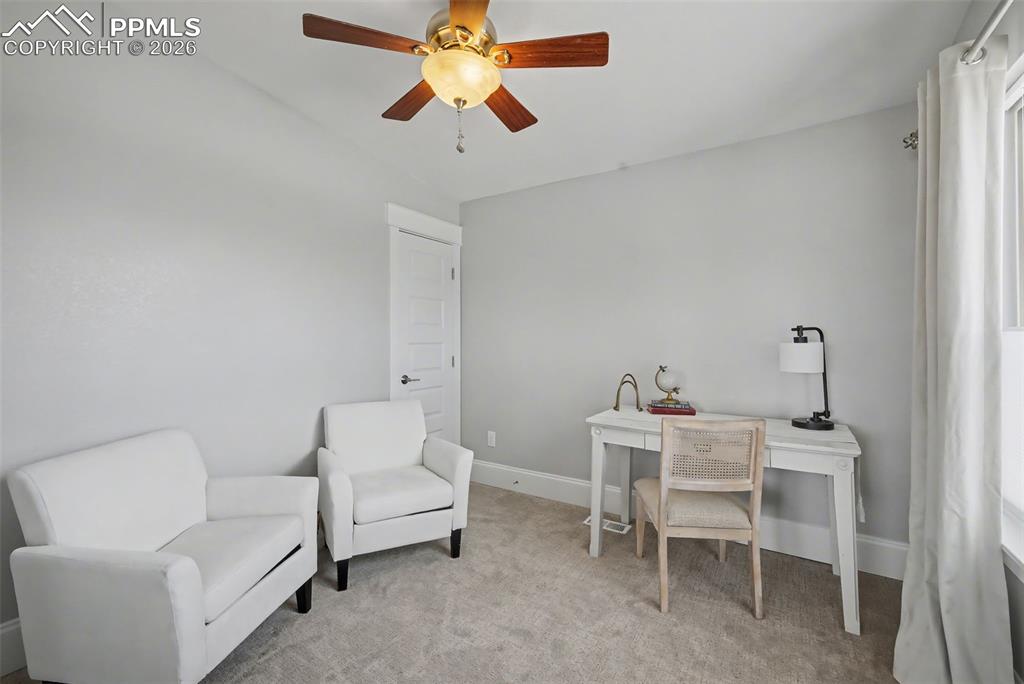 Image 25 of 50: Office