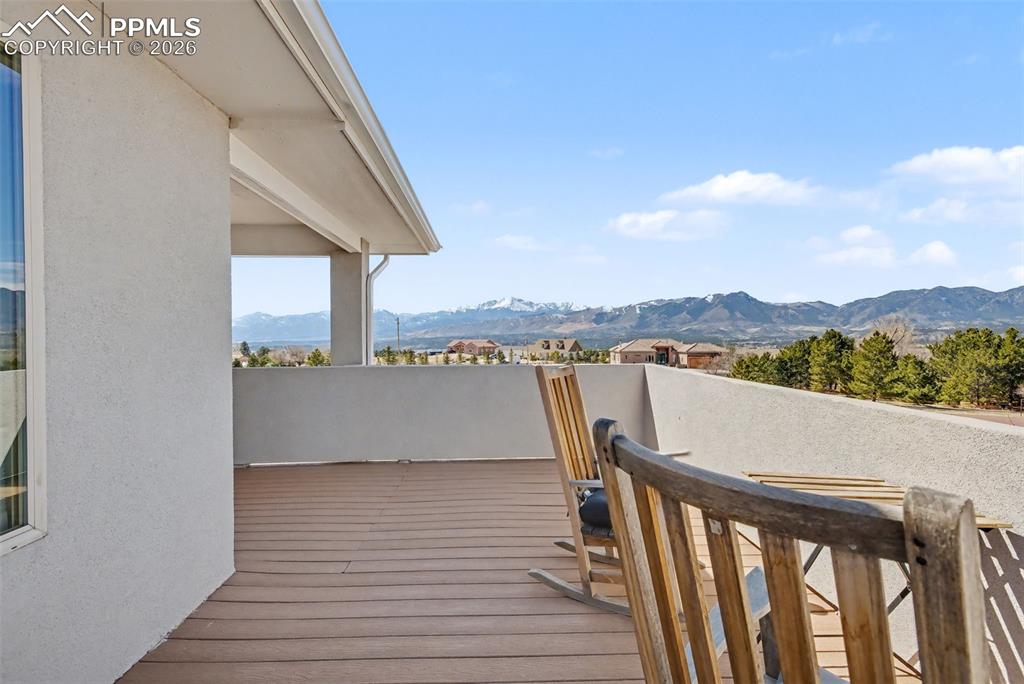 Image 27 of 50: Deck