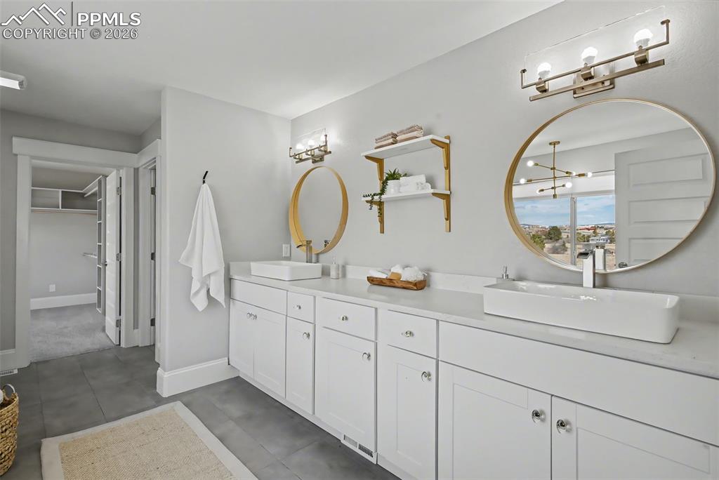 Image 28 of 50: Bathroom