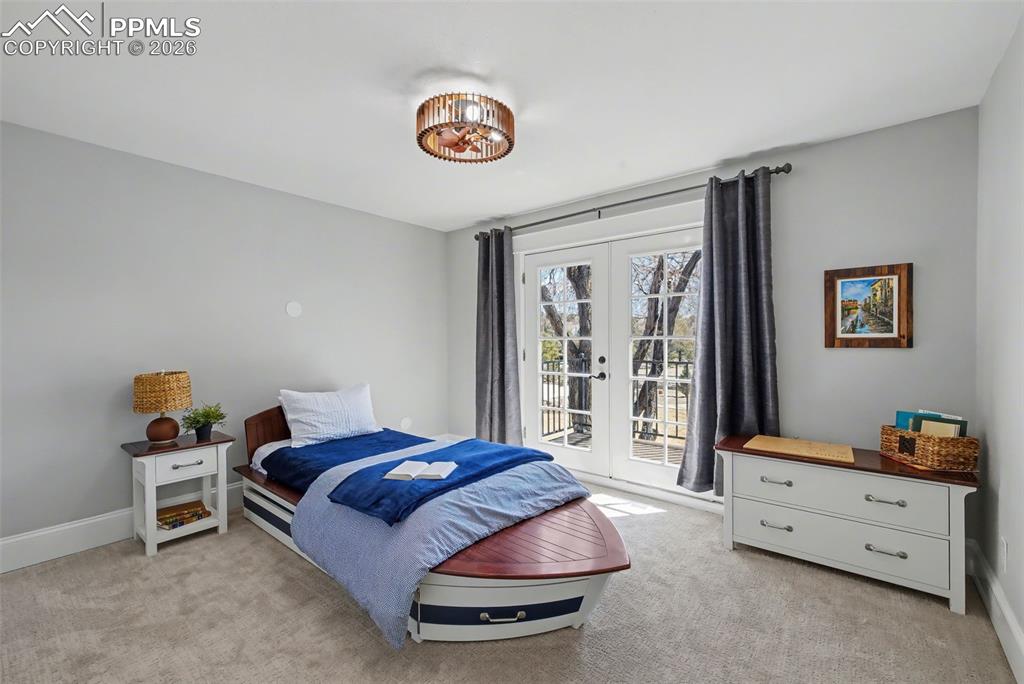 Image 33 of 50: Bedroom