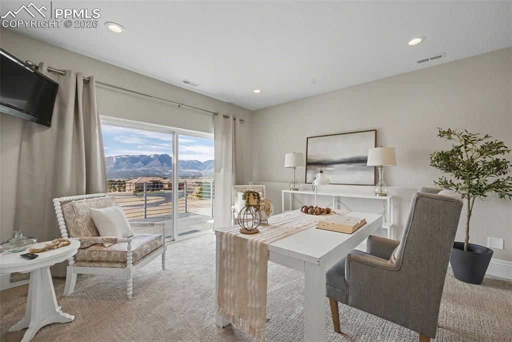 Image 36 of 50: Office