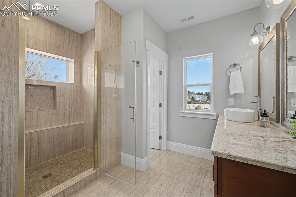 Image 39 of 50: Bathroom