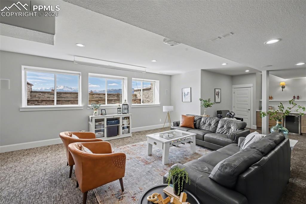 Image 41 of 50: Living Room