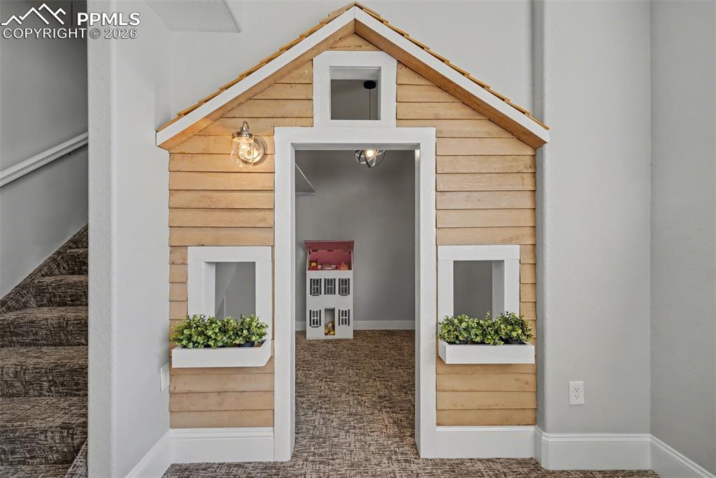 Image 43 of 50: Entry