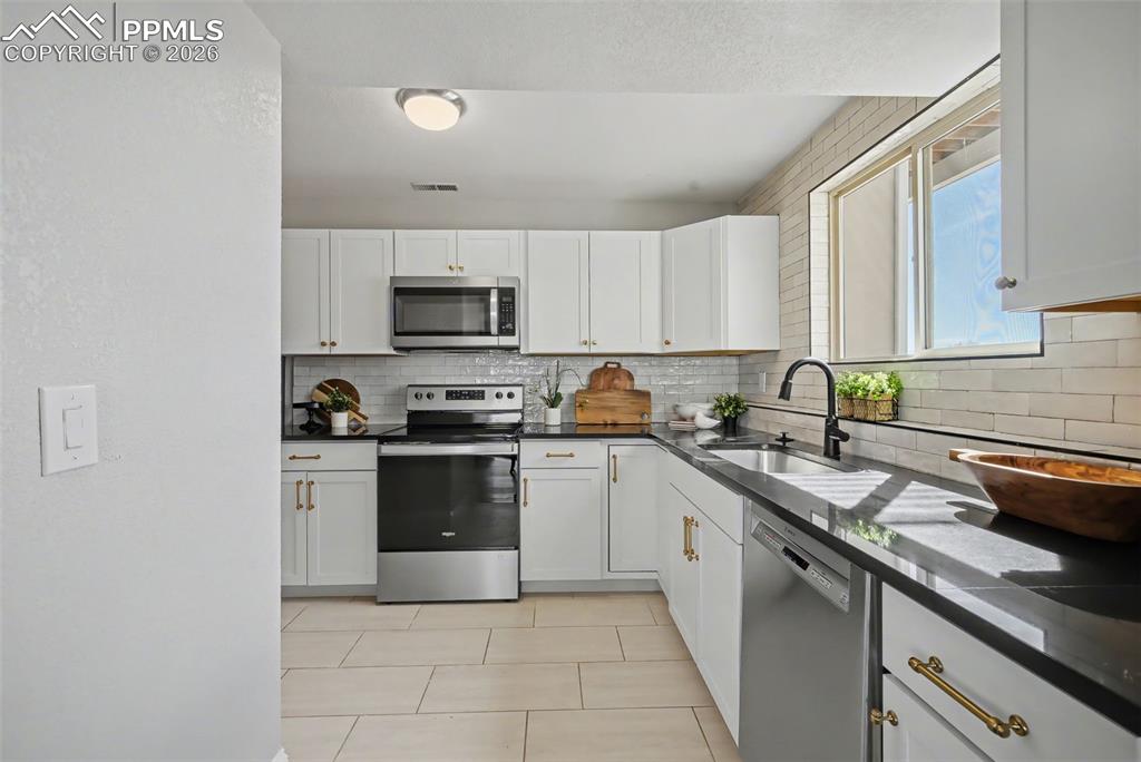 Image 48 of 50: Kitchen