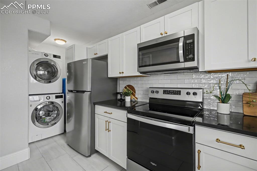 Image 49 of 50: Kitchen