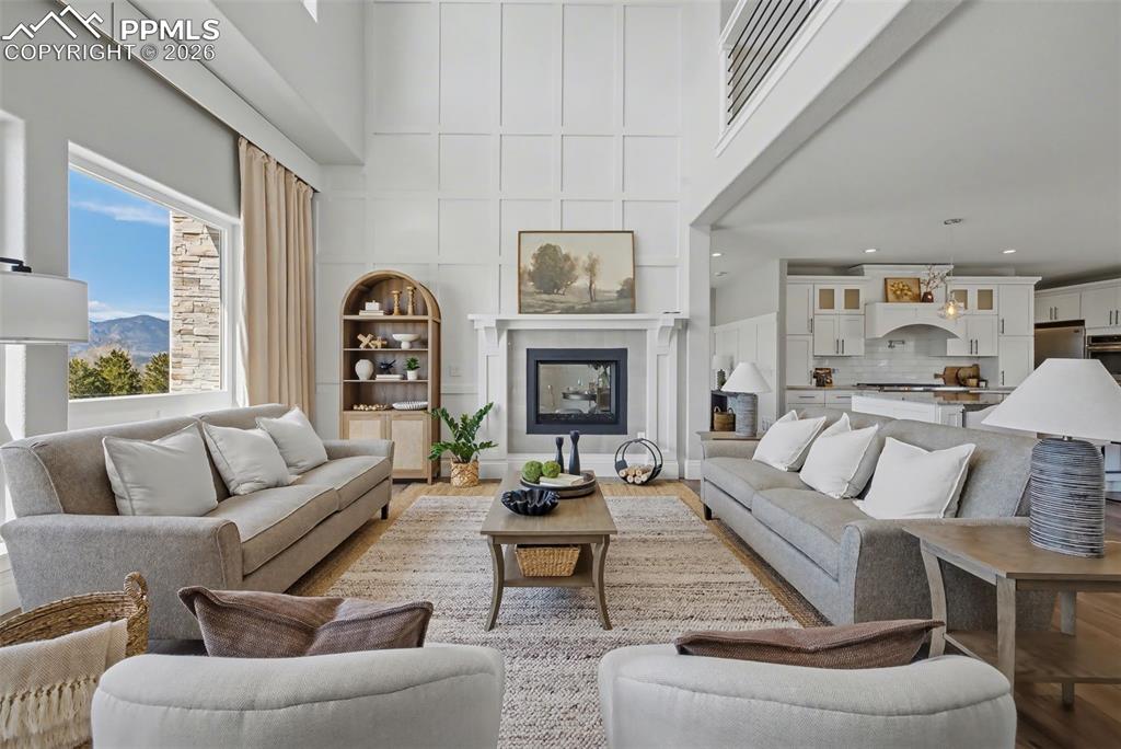 Image 6 of 50: Living Room