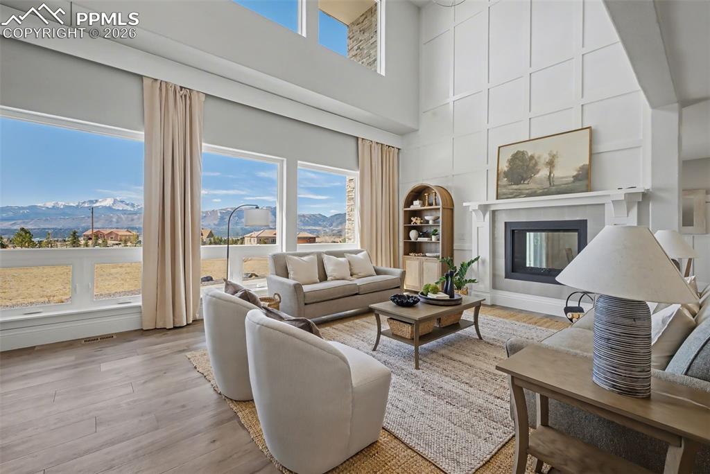 Image 7 of 50: Living Room