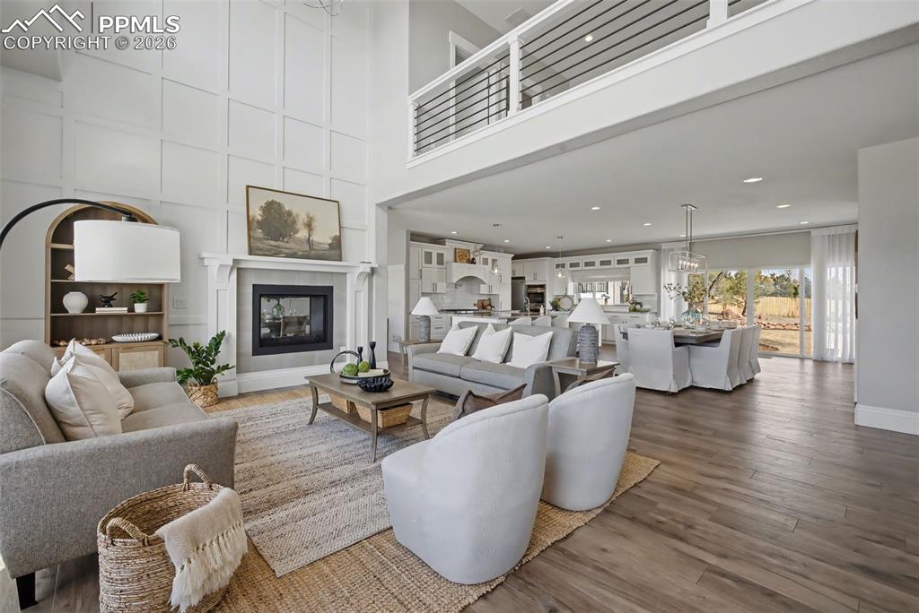 Image 8 of 50: Living Room