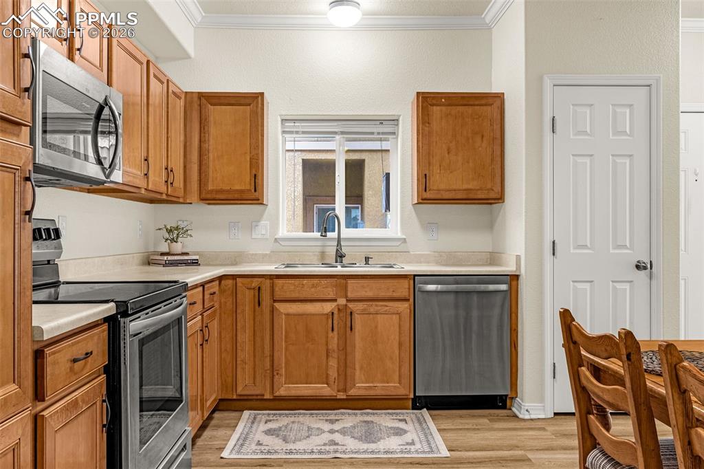 Image 11 of 31: Kitchen