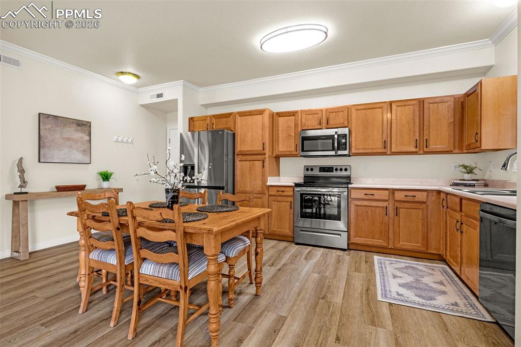 Image 12 of 31: Kitchen