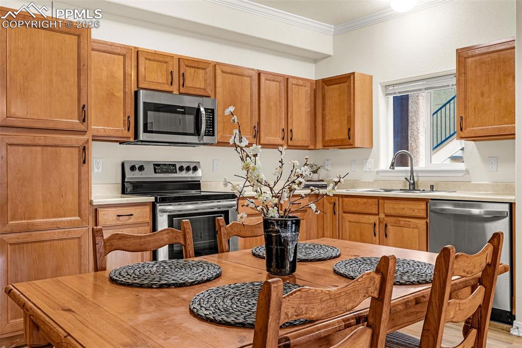 Image 13 of 31: Kitchen