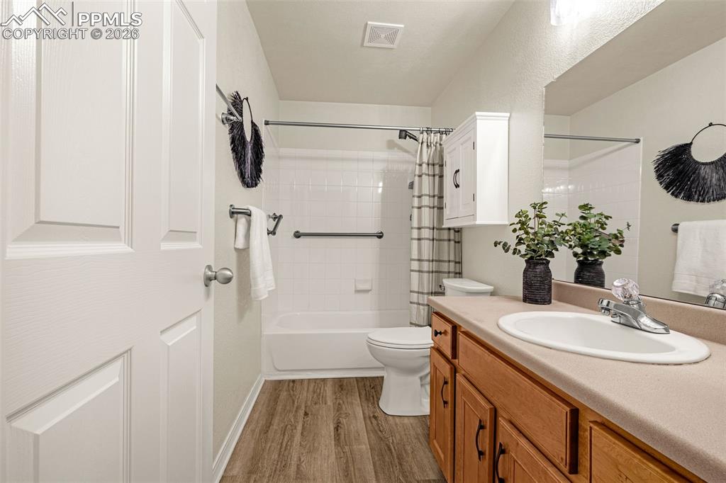 Image 15 of 31: Bathroom