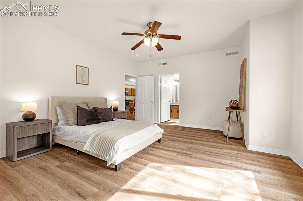 Image 18 of 31: Bedroom