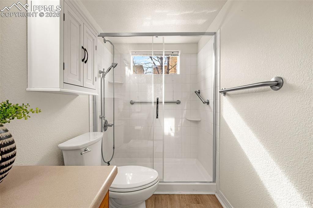 Image 21 of 31: Bathroom