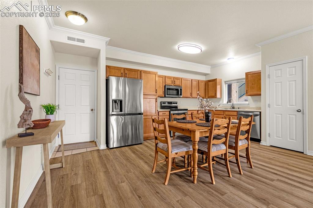 Image 9 of 31: Dining Area