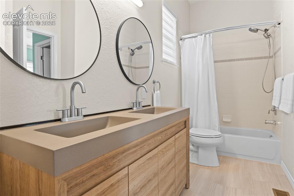 Image 26 of 50: Updated Jack & Jill bath between Secondary Bedrooms on main floor