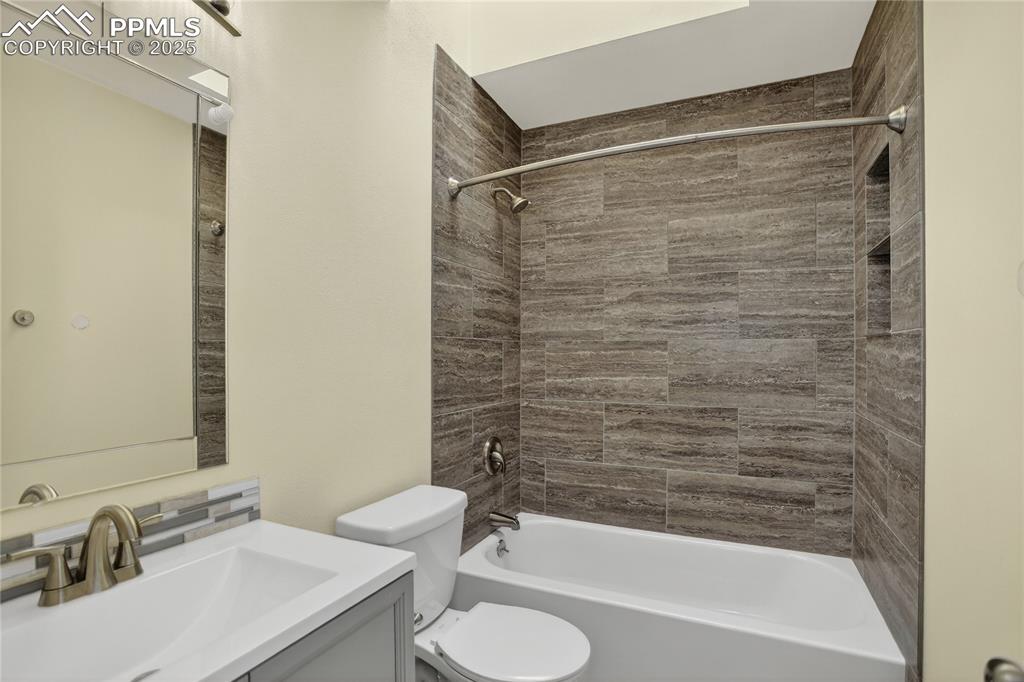 Image 18 of 28: Guest bath - upper level