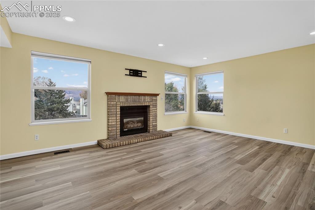 Image 3 of 28: Living room