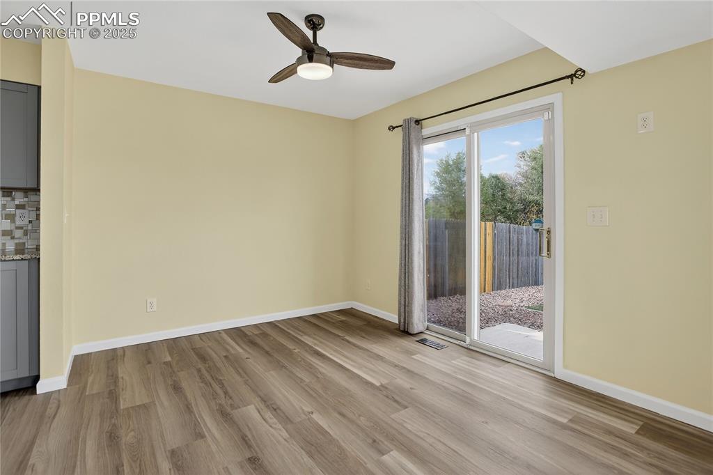 Image 5 of 28: Walk-out dining area