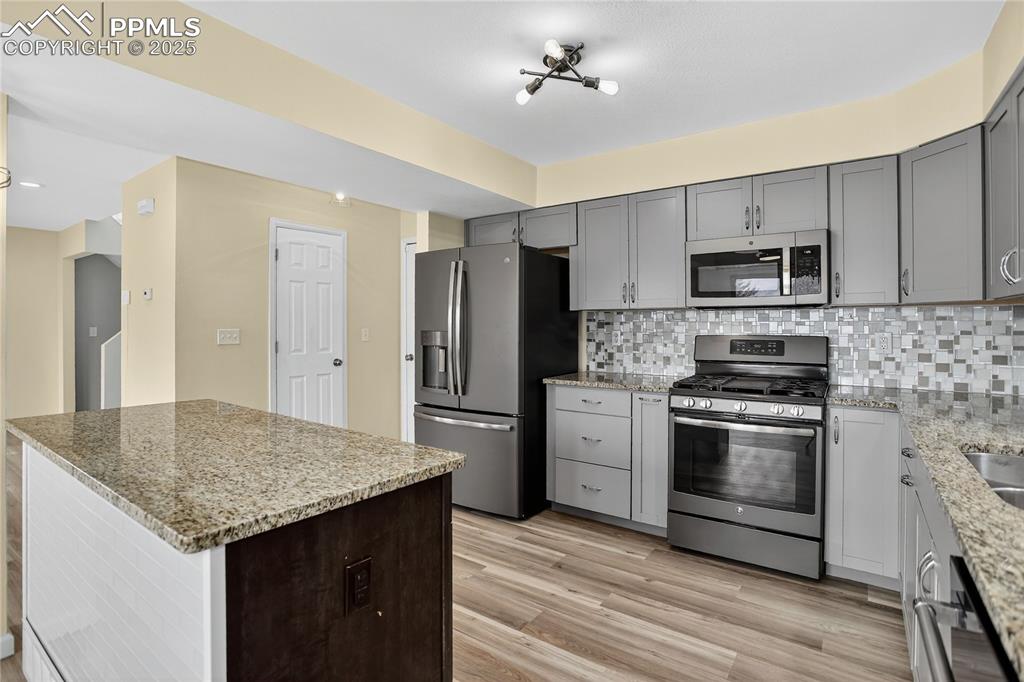 Image 8 of 28: Soft close cabinets & doors