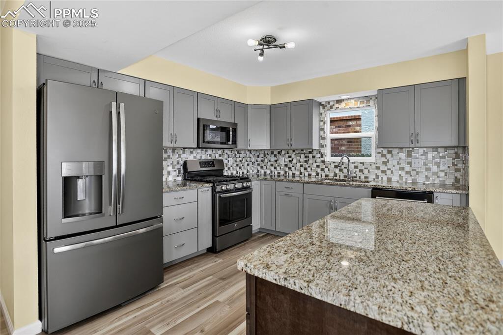 Image 9 of 28: Kitchen