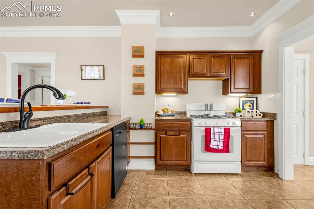 Image 10 of 38: Kitchen