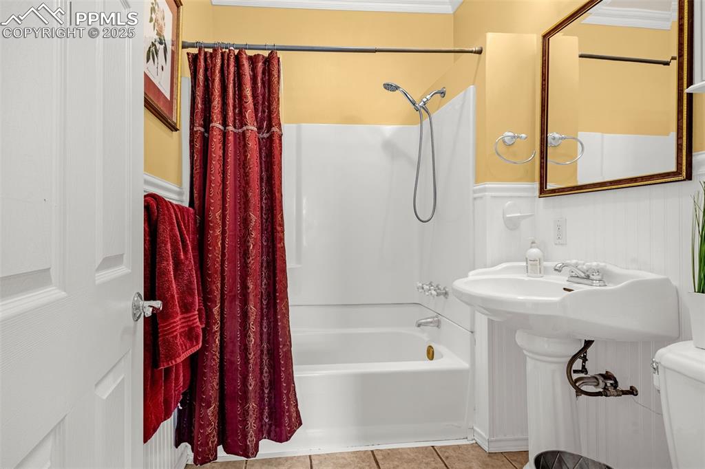 Image 16 of 38: Bathroom