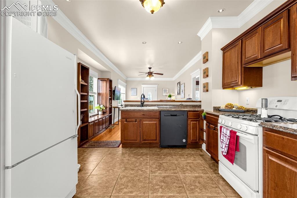 Image 9 of 38: Kitchen