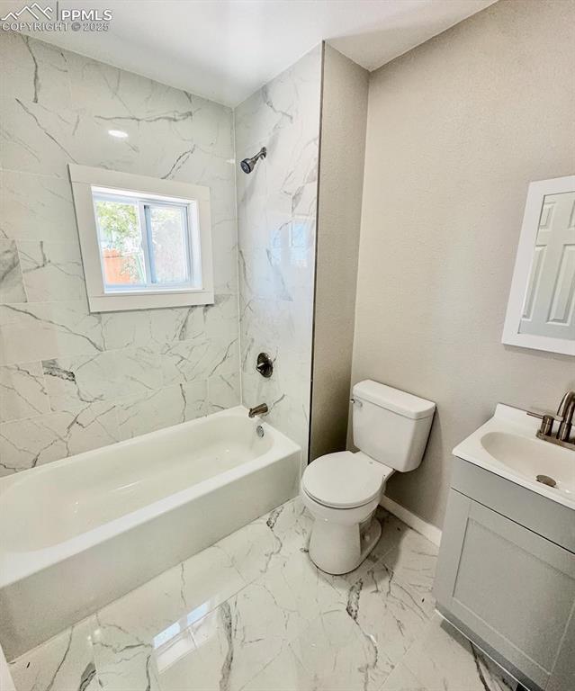 Image 6 of 8: Bathroom