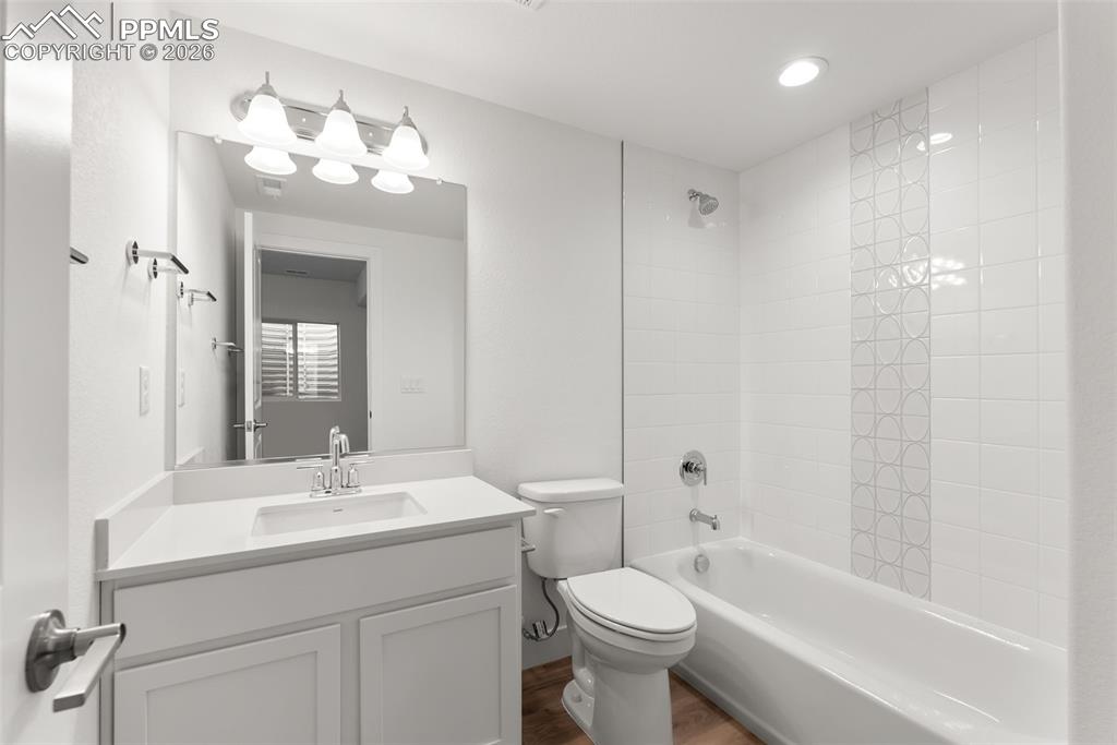 Image 48 of 50: Bathroom