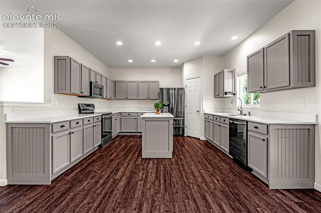 Image 9 of 49: Kitchen