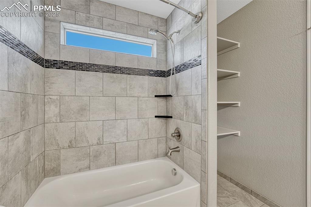 Image 17 of 25: Bathroom