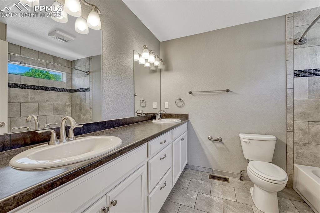 Image 18 of 25: Bathroom