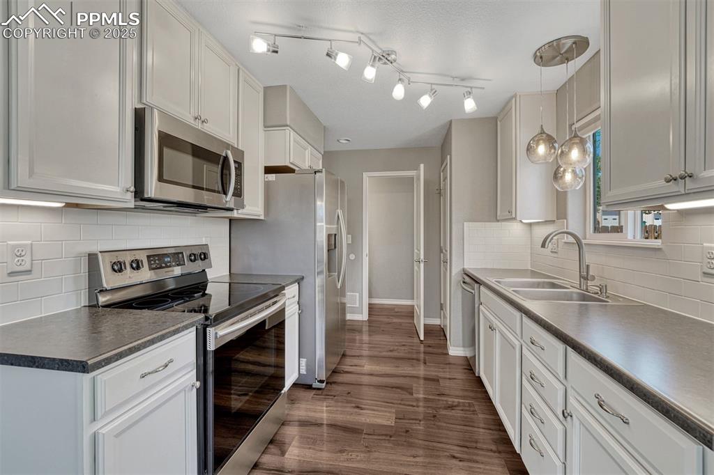 Image 6 of 25: Kitchen