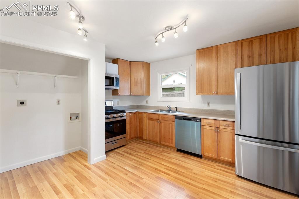 Image 10 of 20: Kitchen