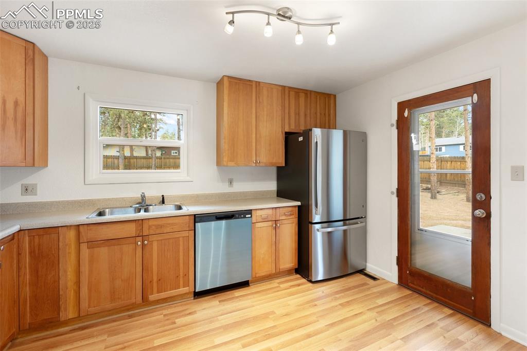 Image 11 of 20: Kitchen