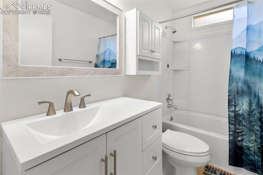 Image 12 of 20: Bathroom