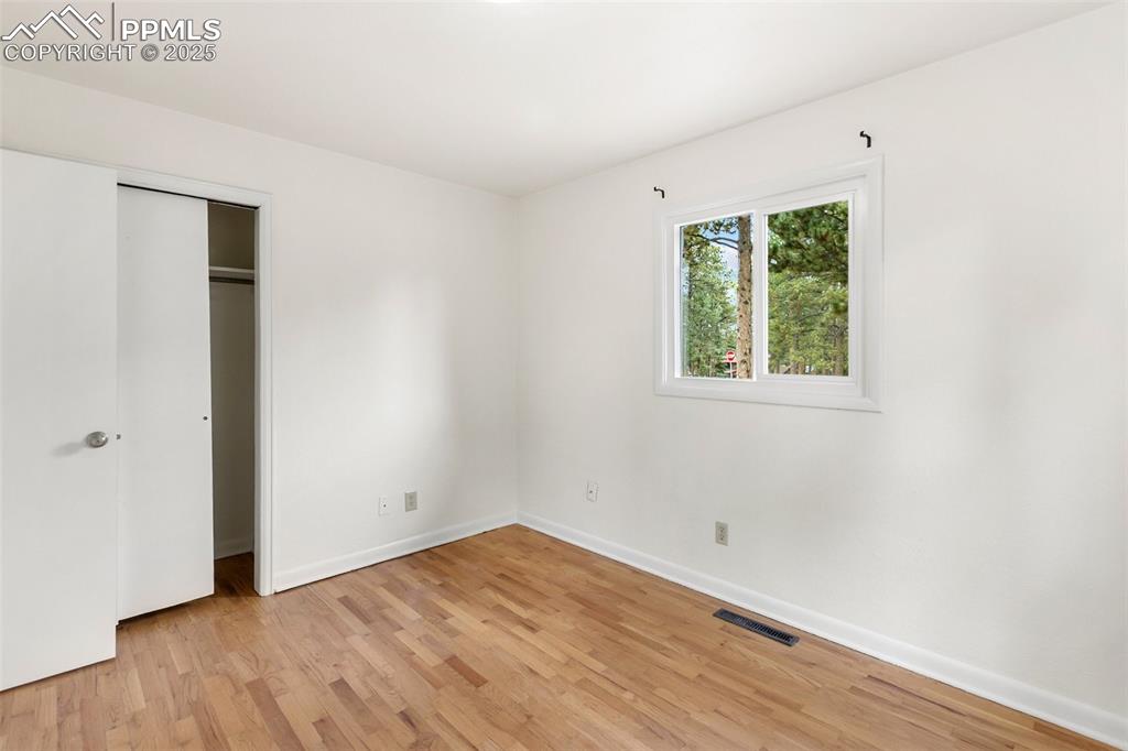 Image 16 of 20: Bedroom