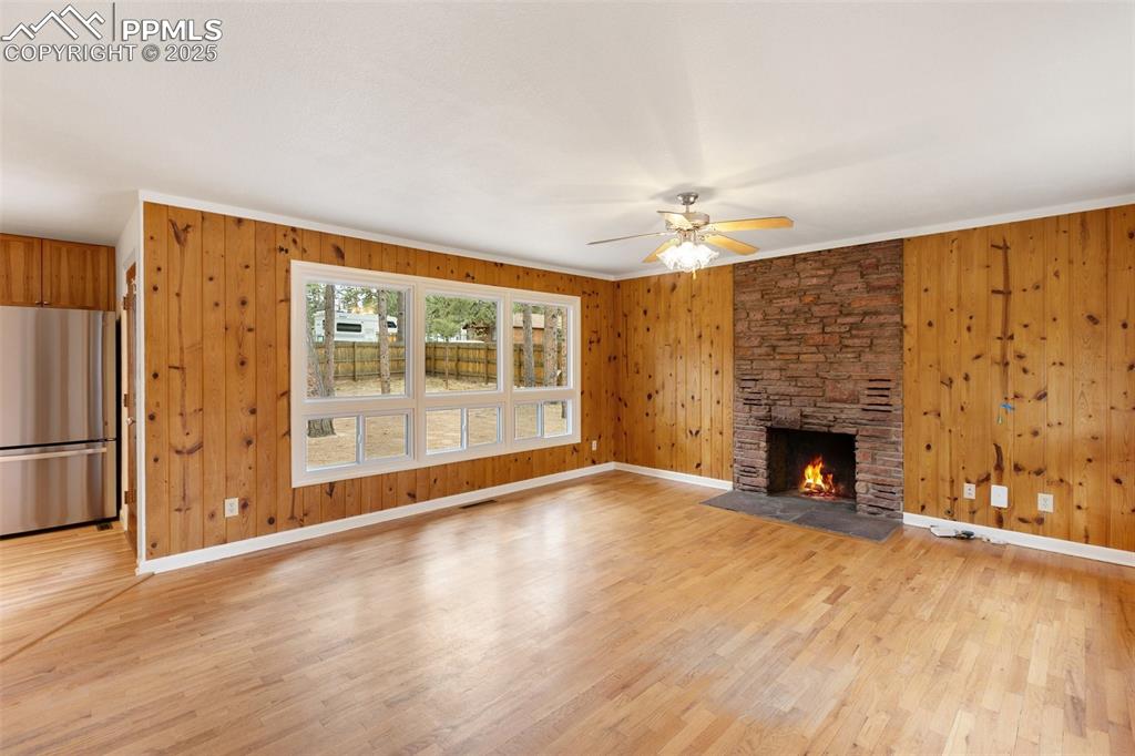 Image 5 of 20: Living Room