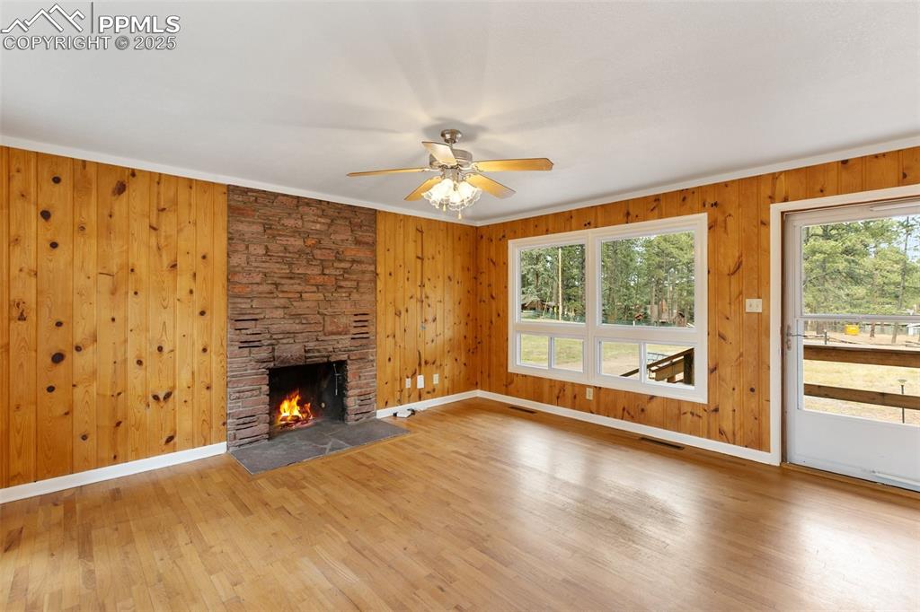 Image 6 of 20: Living Room