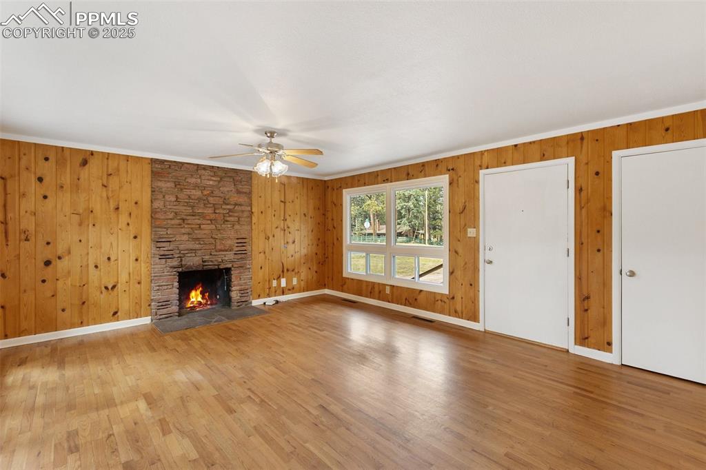 Image 7 of 20: Living Room