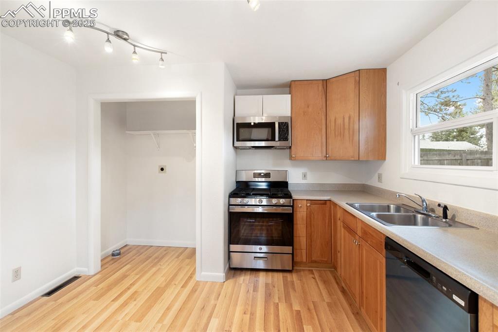 Image 9 of 20: Kitchen