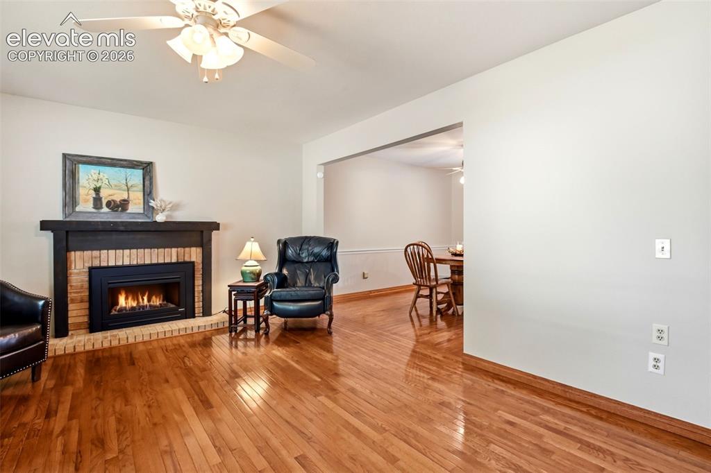 Image 10 of 50: Sitting Room