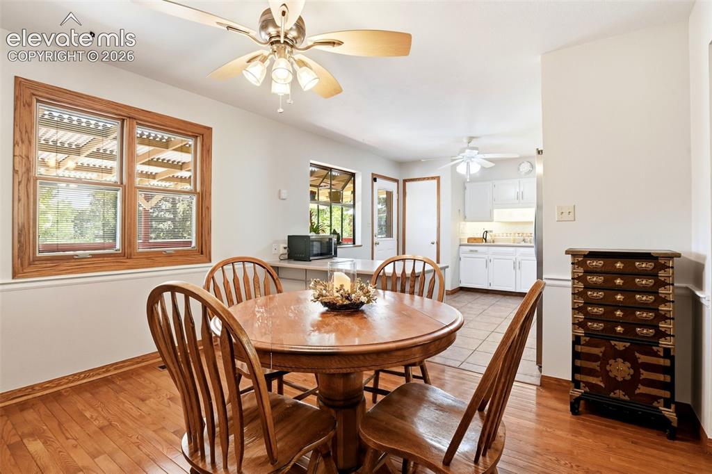 Image 11 of 50: Dining Area