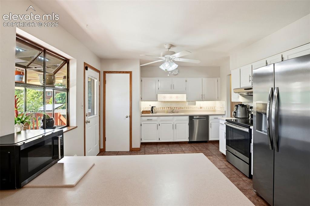 Image 14 of 50: Kitchen