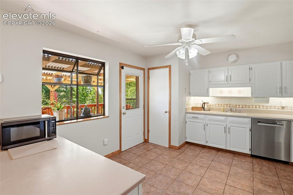 Image 15 of 50: Kitchen