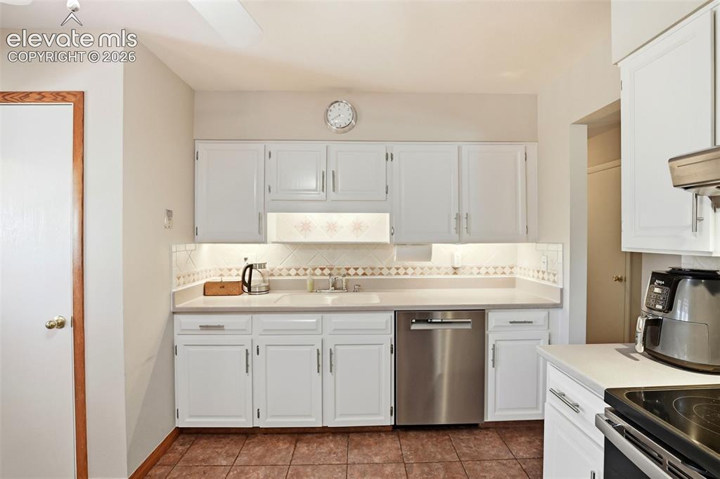 Image 16 of 50: Kitchen